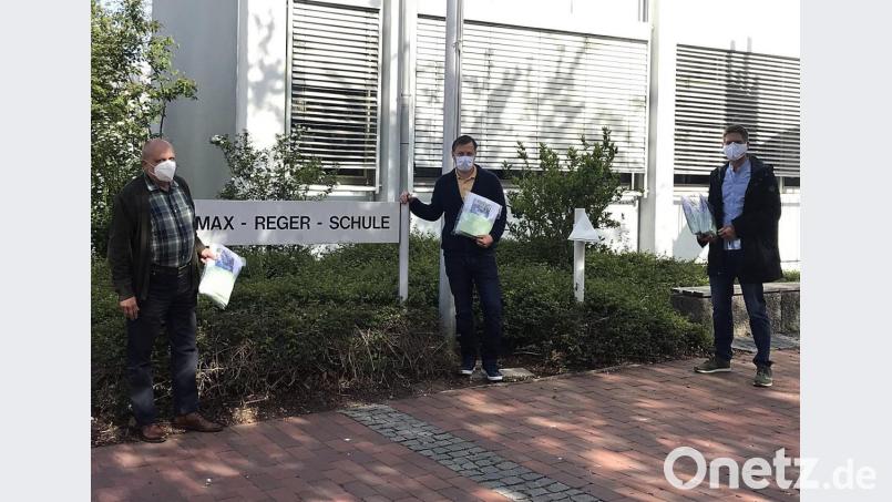 Die Weidener Lehrer-Stiftung sorgt für Mund- und Nasenschutz. Norbert Heil (Stiftungsvorstand, links), Schulleiter Tobias Kick (Mitte) und Björn Sommer (Vorsitzender der Stiftung, rechts) können das Material verteilen. Bild: R. Kreuzer