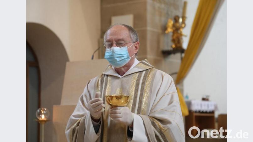 In der Dreifaltigkeitskirche in Amberg verteilt Pfarrer Ludwig Gradl im Sonntagsgottesdienst die Kommunion mit Handschuhen und Maske. Bild: Wolfgang Steinbacher