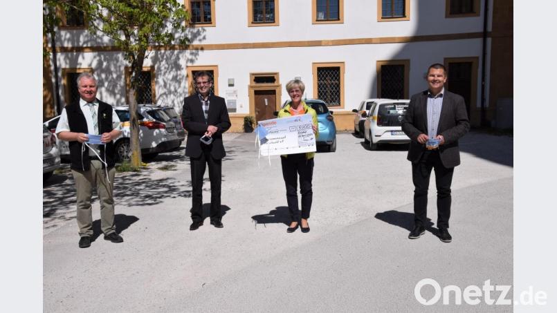 5000 Euro überreichten in den vergangenen Tagen die beiden Bankvorstände der Raiffeisenbank Unteres Vilstal, Karl Schlagbauer (Zweiter von links) und Michael Doblinger (rechts) an Barbara Hernes (Zweite von rechts) vom Seniorennetzwerk des Naturparks Hirschwald. Dafür bedankte sich auch der Naturparkvorsitzende Markus Dollacker (links). Bild: bö