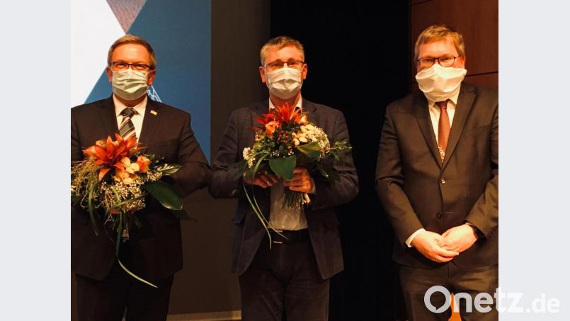 Martin Preuß (links) von der CSU bleibt in den nächsten sechs Jahren Zweiter Bürgermeister. Zum Dritten Bürgermeister wählten die Stadträte Franz Badura (Mitte) von der ÖDP. Oberbürgermeister Michael Cerny (rechts) und die Stadträte applaudierten den neugewählten Bürgermeistern. Bild: Stephan Huber
