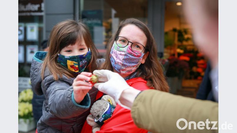 Vielerorts gilt momentan eine Maskenpflicht. Das soll vor allem andere Menschen vor einer Ansteckung mit dem Coronavirus schützen. Symbolbild: Mascha Brichta/dpa