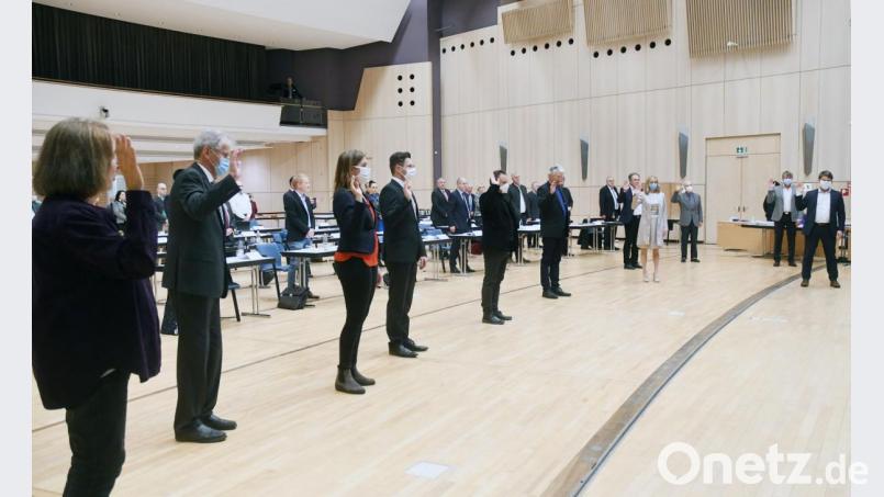 Die neuen Stadträte - hier werden sie vereidigt - führen neben den bewährten Kollegen die alten Debatten: In welcher Höhe soll die Aufwandsentschädigung für den neuen Oberbürgermeister Weidens, Jens Meyer, liegen? Bild: Gabi Schönberger