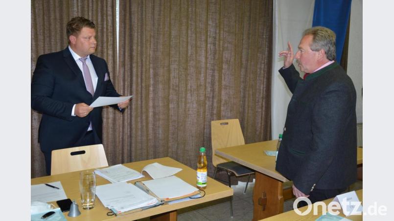 Der neue Bürgermeister Stefan Grillmeier (links) nahm seinem künftigen Stellvertreter Johann Brandl den Amtseid ab. Bild: jr