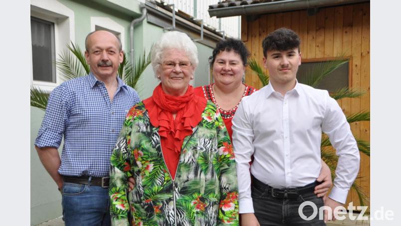 Aus der angedachten großen Feier zum 80. Geburtstag von Emma Vitzthum wurde eine ganz beschauliche Feier mit Schwiegersohn Albert, Tochter Silvia und Enkel Jonas. "Hauptsache gesund", lautete das Motto der Jubilarin angesichts der Corona-Pandemie. Bild: dob