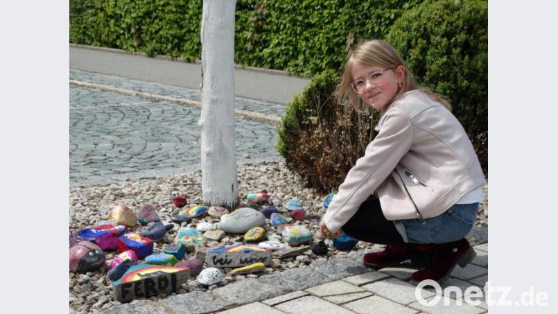 TDie Schulkinder durften „Wunschsteine“ bunt bemalen und bei einem Spaziergang vor dem Schulgelände ablegen. Bild: exb