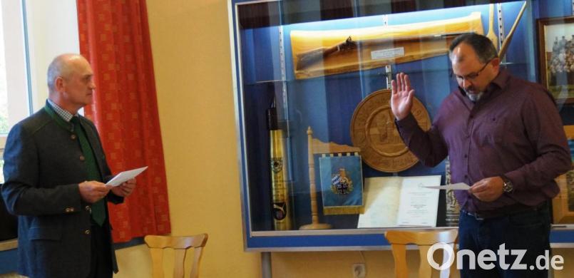 Bei der konstituierenden Sitzung des Gemeinderats wurden die neuen Mitglieder (hier Wolfgang Schwab) von Bürgermeister Walter Schauer (links) vereidigt. Bild: weu