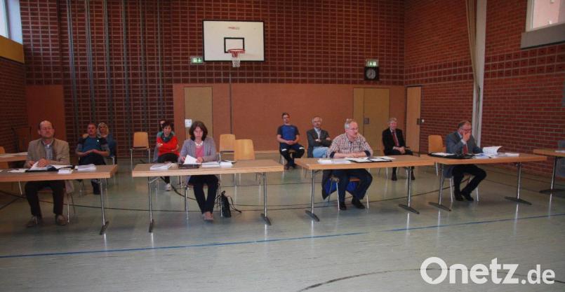 Erneut fand die Gemeinderatssitzung in der Schulturnhalle statt. Gekommen waren auch einige Zuhörer aus den Reihen der Bürger. Im Bild (vorne von links) die FWG-Fraktionsmitglieder Hermann Prölß, Gabriele Sieder, Rainer Schwingshandl und Herbert Mattes. Bild: wro