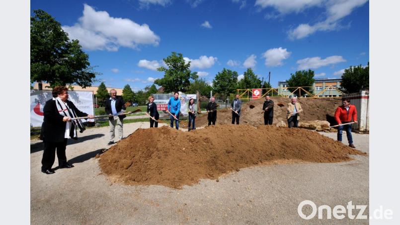 Der neue Bürgermeister Albert Geitner (Dritter von links) absolvierte den ersten symbolischen Spatenstich in seiner Amtszeit. Bild: Stephan Huber