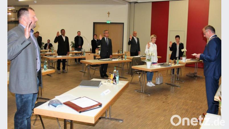 Mit erhobener rechter Hand leisteten die neuen Stadträte ihren Amtseid: (von links) Martin Sertl, Peter Hautmann, Werner Nickl, Hans Wegmann, Maria Heser und Sigrid Reger-Scharf. Bild: stg