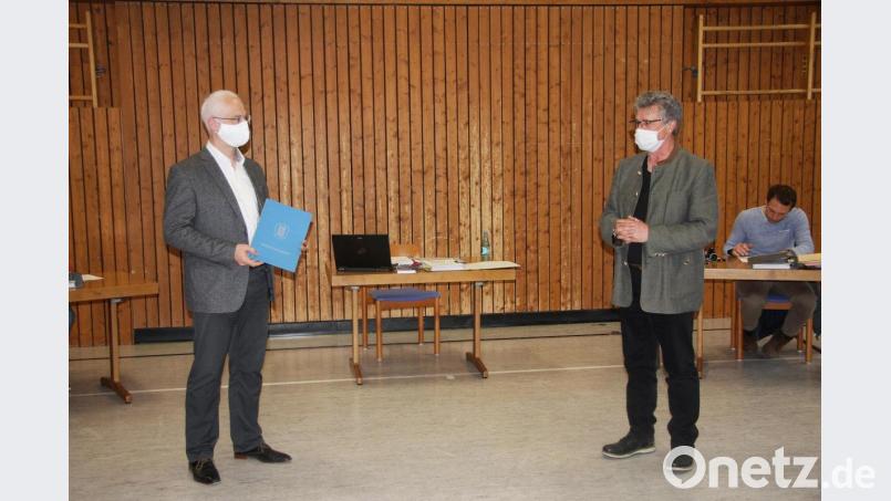 Thomas Weiß, Geschäftsleiter im Wiesauer Rathaus, unterstützt den Markt Fuchsmühl als Standesbeamter. Bild: wro