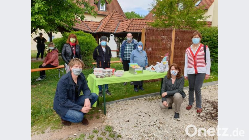 Übergabe vor Haus Rabenholz – im Vordergrund von links die FWU Stadträte Stefan Thar und Alexandra Ottmann mit Buchhändlerin Hannelore Dorner. Bild: exb