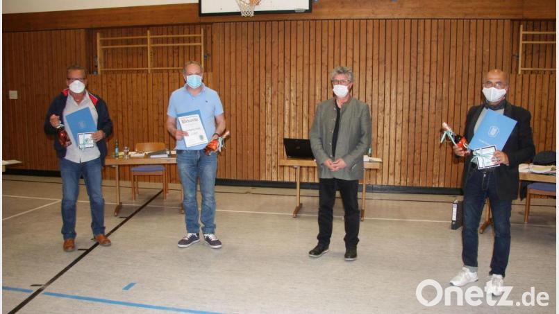 Udo Fürst, Wolfgang Stock (von links) und Hermann Stock (rechts) werden dem Marktrat künftig nicht mehr angehören. Bürgermeister Wolfgang Braun (2. von rechts) bedankte sich mit je einer Urkunde und Geschenken. Nicht mehr dabei ist auch Anni Koller, sie konnte an der Sitzung jedoch nicht teilnehmen. Bild: wro
