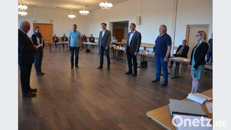 Bürgermeister Klaus Meyer nahm den neuen Markträten Carina Keil, Michael Jaworeck, Robert Ernstberger, Alfons Schnurrer, Werner Bauer und Franziska Maier (von links) den Amtseid ab. Bild: jr