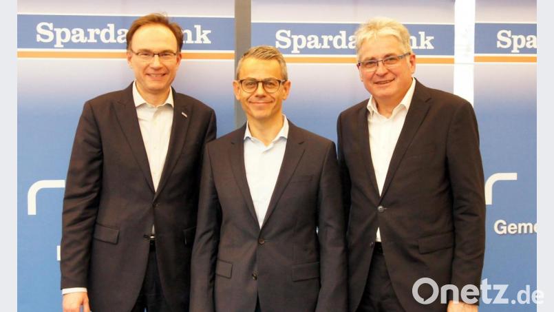 Zufrieden mit dem Geschäftsjahr 2019 sind die Vorstände der Sparda-Bank Ostbayern eG, (von links) Werner Dollinger, Michael Gruber und Johannes Lechner. Bild: Gerd Baumann/Sparda-Bank Ostbayern eG/exb