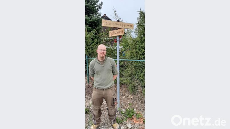 Mathias Kohl an zwei von ihm gefertigten Wegeschildern in Elbart . Bild: nbu