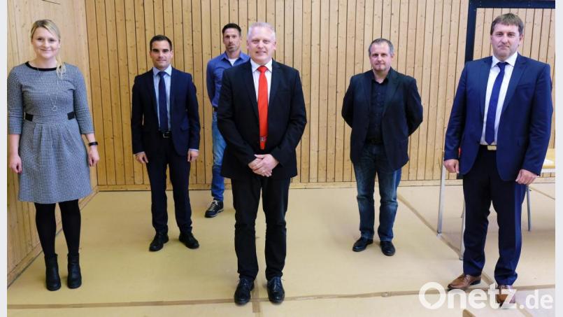 5 von 16 Marktgemeinderäten sind neu im Gremium. Unser Bild zeigt nach der Vereidigung durch Bürgermeister Jürgen Kürzinger (Bildmitte) die neuen Ratsmitglieder von links mit Christine Smith, Philipp Kroher, Jürgen Adelhardt, Georg Schraml und und Ewald Plößner. Der im Bürgermeisterrennen knapp unterlegene CWG-Kandidat gewinnt überraschend klar die Wahl des zweiten Bürgermeisters gegen den bisherigen Stellvertreter Josef Schreglmann. Bild: do