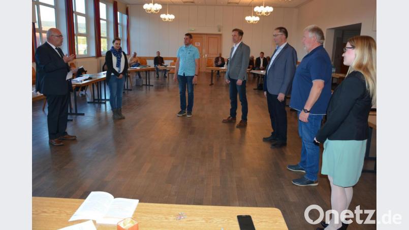 Bürgermeister Klaus Meyer nahm den neuen Markträten Carina Keil, Michael Jaworeck, Robert Ernstberger, Alfons Schnurrer, Werner Bauer und Franziska Maier (von links) den Amtseid ab. Bild: jr