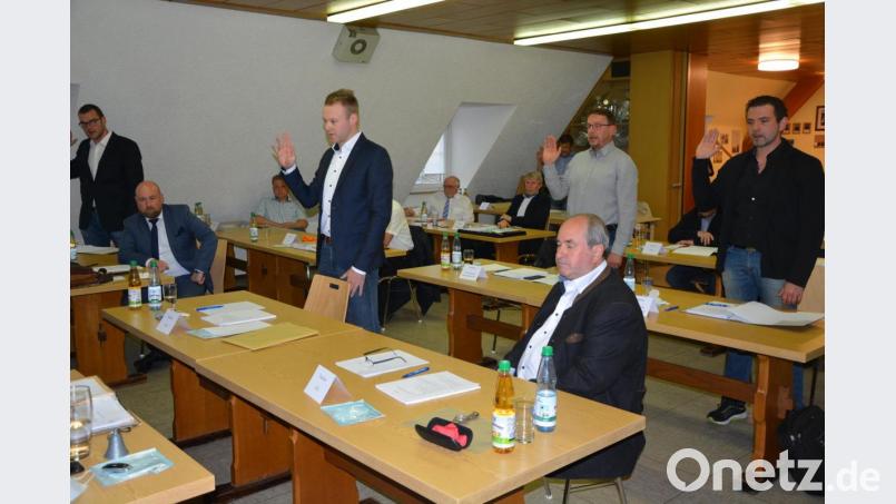 Hans Fick, Christoph Hampel, Reiner Artmann und Matthias Gradl (stehend, von links) bei ihrer Vereidigung. Bild: jr