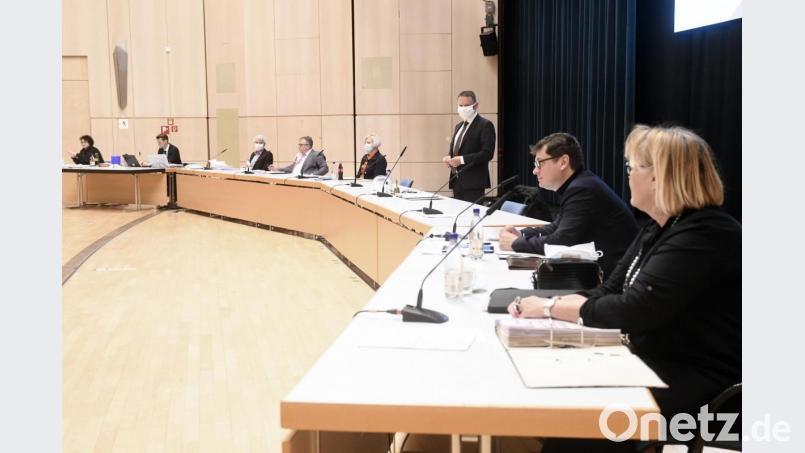 Trotz Mund-Nasen-Schutz sind die Worte des neuen Oberbürgermeisters zur Corona-Demonstration deutlich: &quot;Ich dulde das nicht!&quot; Bild: Gabi Schönberger
