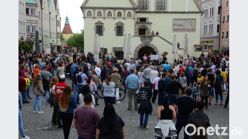 Kaum Masken, keine Sicherheitsabstände. Bei der Demo gegen die Einschränkungen wegen des Coronavirus am Oberen Markt in Weiden lief am Samstag offenbar einiges schief. Jetzt reagieren auch die Jusos Nordoberpfalz. Bild: Kunz