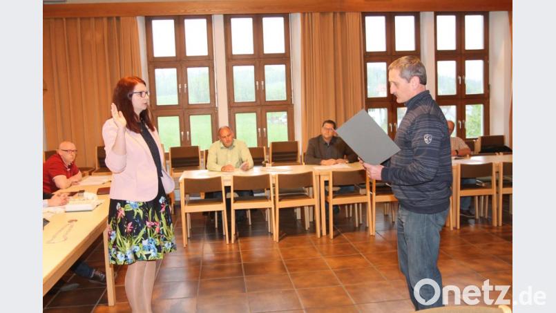 Georg Sauer nimmt Marina Hirnet den Amtseid ab. Bild: pi