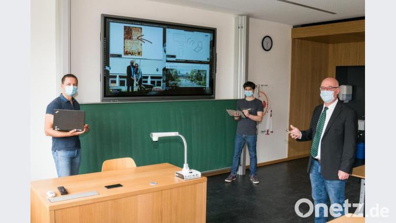 Oberstudiendirektor Anton Hofberger (rechts) sowie die Studienräte Wolfgang Gleixner (Mitte) und Sebastian Karl freuen sich über die digitale Ausstattung. Bild: exb
