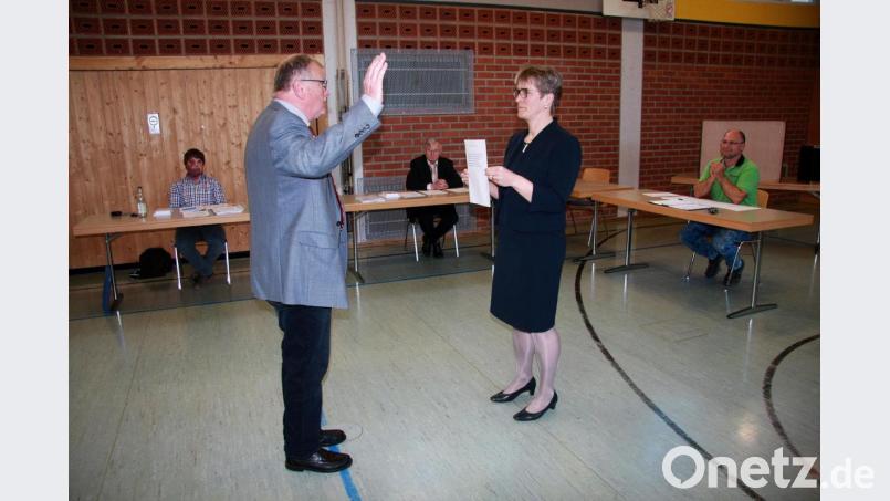 Neuer Zweiter Bürgermeister ist Herbert Mattes (FWG), dem Rathauschefin Marion Höcht (rechts) den Eid abnahm. Der bisherige Stellvertreter Reinhard Naber (Dritter von links) übernahm den Posten des weiteren Stellvertreters. Bild: wro