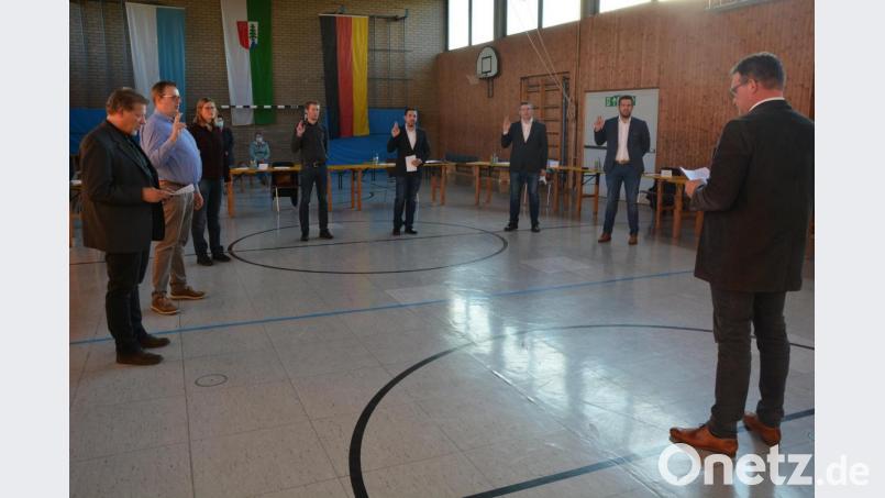 Bürgermeister Stephan Schübel (rechts) vereidigte die sieben neuen Mitglieder des Gemeinderats Pechbrunn, (von links) Roland Zeitler, Thomas Flügel, Ute Döhler, Andreas Fuchs, Christian Grillmeier, Johannes Wolfrum und Dominik Wolf. Bild: jr