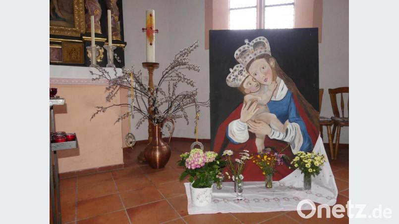 Friedhofskapelle: Der Schmuck für den Marienmonat Mai trägt die Handschrift von Brigitte Metzner. Bild: rn