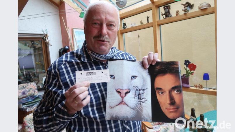 Stolz präsentiert Heiner Nachtmann seine Eintrittskarte und das Programmheft, das ihm Roy persönlich signiert hat. Bild: Kunz