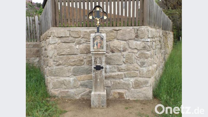 Das renovierte Marterl schmückt wieder den Brunnenberg in Atzenhof. Bild: bnr