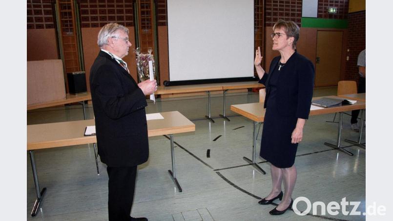 Erste Amtshandlung Marion Höchts war der Amtseid, den die Bürgermeisterin vor Reinhard Naber leistete. Bild: wro