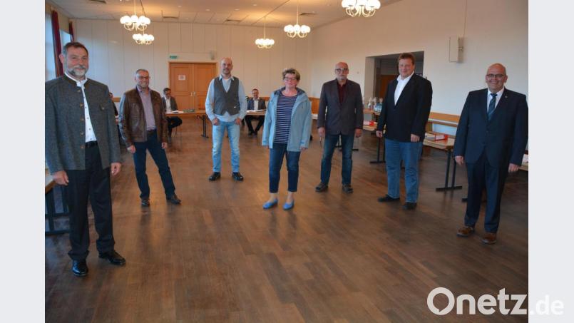 Verabschiedet wurden sechs Markträte, die zum Teil über Jahrzehnte hinweg dem Gremium angehörten. Im Bild (von links) Arthur Sommer, Ernst Kalin, Jürgen Heinl, Christine Grillmeier, Christof Frank, Christian Maischl und Bürgermeister Klaus Meyer. Bild: jr