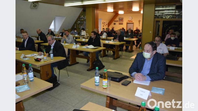 Zur Wahrung des Sicherheitsabstands saßen die Stadtratsmitglieder und der Bürgermeister jeweils an eigenen Tischen. Bild: jr