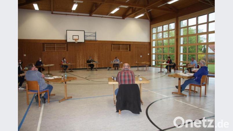 Statt im Rathaus trafen sich die Markträte erneut in der Mehrzweckhalle. Bild: wro