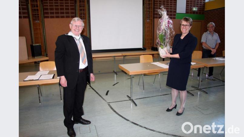 Mit einem Blumengeschenk hieß Reinhard Naber die neue Bürgermeisterin, Marion Höcht im Gemeinderat willkommen. Bild: wro