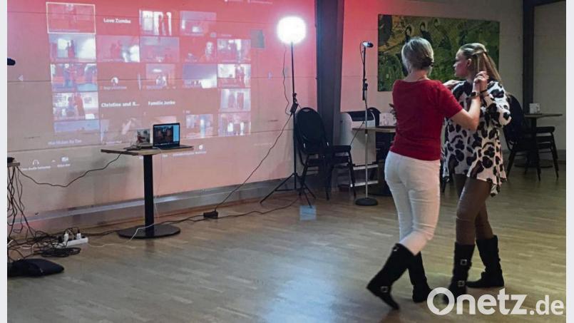 Die Ambergerin Elisabeth Schwandner (rechts) bietet Unterricht per Video an. Bild: Schwandner