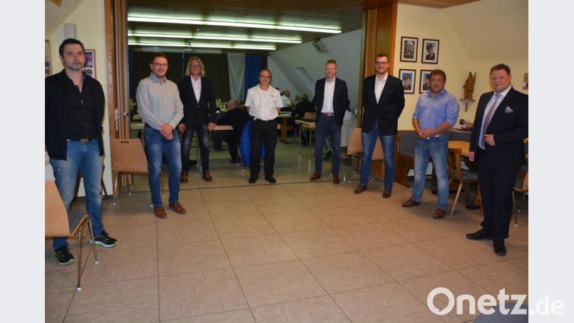 Die sieben neuen Stadträte Matthias Gradl, Reiner Artmann, Wolfgang Karbstein, Heribert Hegen, Christoph Hampel, Hans Fick und Klaus Schuller sowie der neue Bürgermeister Stefan Grillmeier (von links) wurden am Montagabend im Feuerwehrhaus vereidigt. Bild: jr