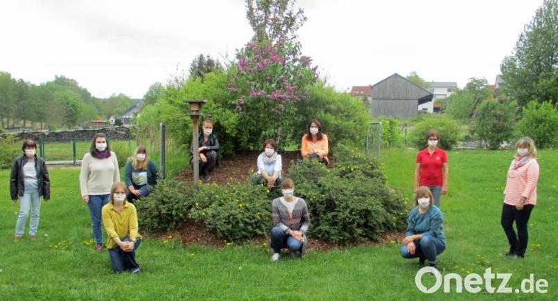 Das Waldthurn Kita-Personal im Garten, mit genähten Masken.
Vorne von links nach rechts kniend Nicole Adler, Corinna Sax, Beata Willeke Reiser 
Hinten von links nach rechts: Claudia Albrecht, Johanna Meier, Tanja Schwarz, Jessica Wolf, Lisa Kraus, Sonja Kick, Resi Vitzthum und Martina Lorenz Bild: fvo