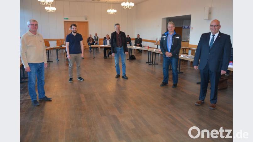 Verabschiedet wurden auch die Ortssprecher Gerhard Geiger, Christian Eckstein, Hermann Fischer und Rudolf Schmeller (von links). Rechts im Bild Bürgermeister Klaus Meyer. Bild: jr