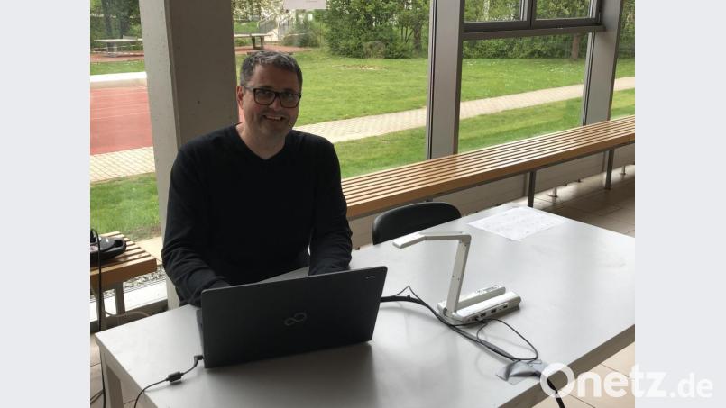 Systembetreuer Bernhard Meier sorgt dafür, dass an der Walter-Höllerer- Realschule computertechnisch alles rund läuft - trotz der Einschränkungen durch die Corona-Pandemie. Bild: cog