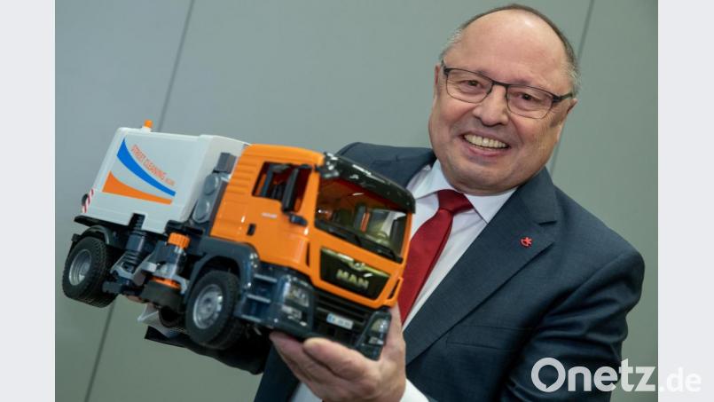 Ernst Kick mit einem Spielzeug-LKW vor der 71. Spielwarenmesse Ende Januar diesen Jahres in Nürnberg. Der Vorstandsvorsitzende der Spielwarenmesse eG scheidet im Sommer kommenden Jahres aus seinem Amt aus. Bild: Daniel Karmann/dpa