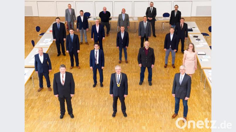 Der Stadtrat mit den drei Bürgermeistern (vorne von links) Bernhard Schmidt, Johannes Reger und Reinhold Kastner. Bild: njn