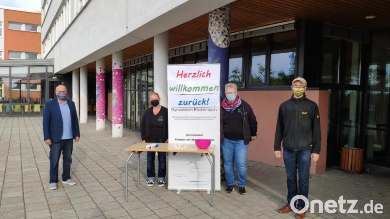 Vertreter des Elternbeirats um Vorsitzende Dr. Sabine Schultes (Zweite von rechts) begrüßen die Elftklässler mit einem kleinen Willkommensgeschenk zurück am Gymnasium. Bild: exb