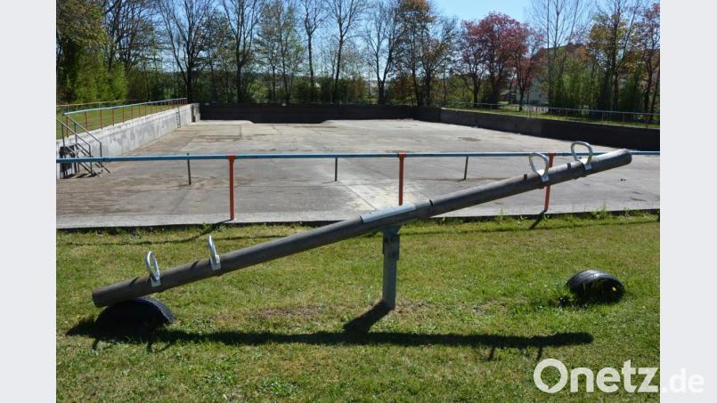 Noch ist unklar, ob und wann die Freibäder öffnen dürfen, aber in Pechbrunn will man darauf vorbereitet sein. Das Becken der gemeindlichen Anlage soll jetzt gereinigt und mit Wasser gefüllt werden. Bild: jr