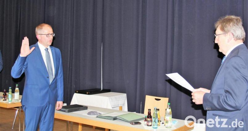Stadtrat Christian Baumann (rechts) vereidigte den neuen Bürgermeister Roman Schäffler. Bild: stg