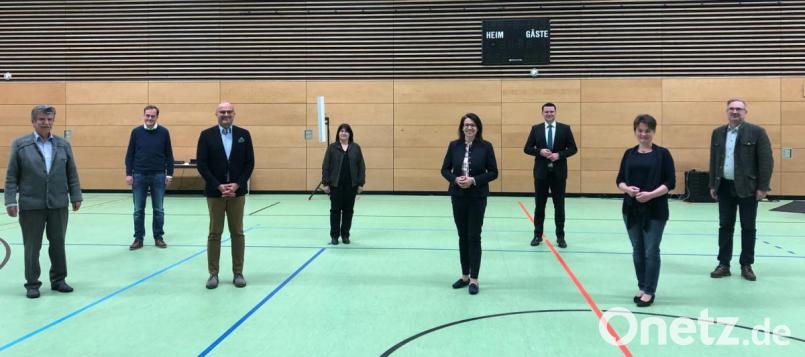 Birgit Höcherl (Vierte von links) und Jakob Scharf (links) sollen als weitere Stellvertreter von Landrat Thomas Ebeling (Dritter von rechts) fungieren. Mit im Bild: Tobias Ehrenfried (Zweiter von links), Maximilian Beer (Dritter von links), Martina Englhardt-Kopf (Vierte von rechts), Sonja Meier (Zweite von rechts) und Alexander Flierl (rechts). Bild: Martina Englhardt-Kopf/exb