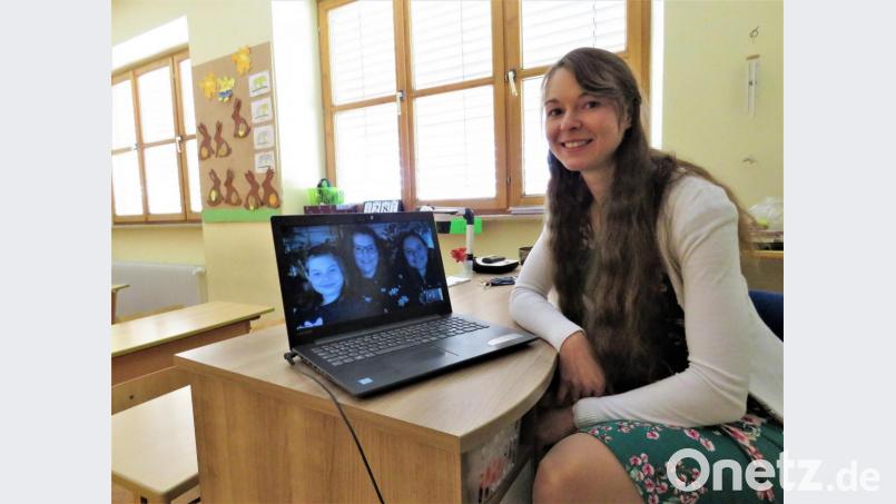 Die Grundschullehrerin Christina Trenner hat ihren Unterricht in der Krise komplett und sehr flexibel umgekrempelt. Via Internet spricht sie gerade mit ihrer Schülerin Sofie Riedl, die diesmal für den Chat ihre Mama Stefanie Riedl und ihre Schwester Luisa (von links) mitgebracht hat. Bild: ubb