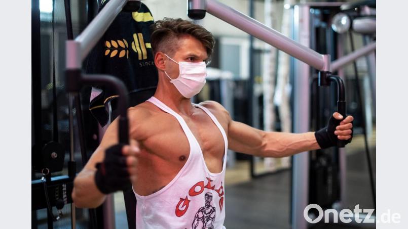 Bayerische Mitglieder von Fitnessstudios müssen sich noch etwas gedulden. Während in anderen Bundesländern bereits trainiert wird, ist hierzulande nur eine Übungsgruppe von fünf Personen unter freiem Himmel erlaubt. Bild: Marius Becker/dpa