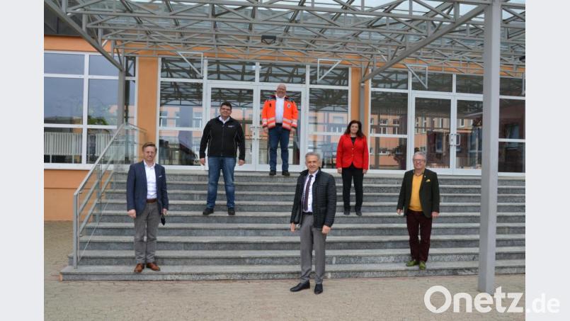 Landtagsabgeordneter Tobias Reiß, BRK-Geschäftsführer Holger Schedl, BRK-Kreisbereitschaftsleiter Christian Stahl, Landrat Roland Grillmeier, Regierungsdirektorin Regina Kestel und Wiesaus Bürgermeister Toni Dutz (von links) präsentierten in der Mittelschule Wiesau die Planungen für die Corona-Studie. Bild: rti